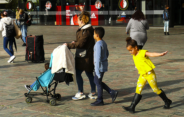 Girl in yellow Girl in yellow