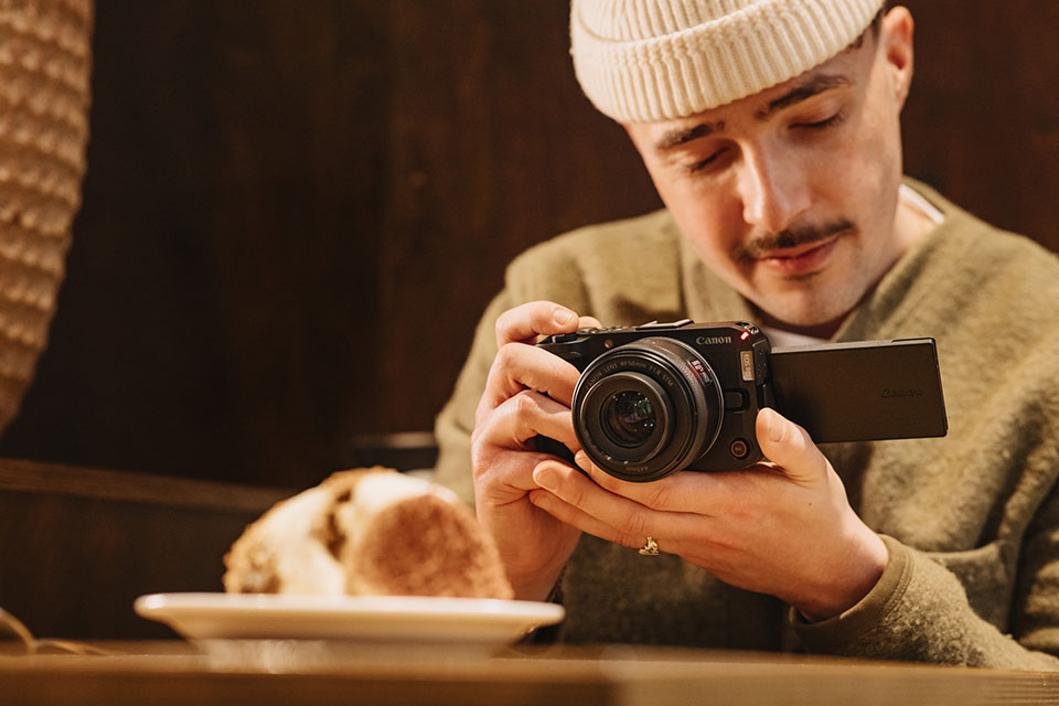 Canon PowerShot V1 R50 V content creator kit 3