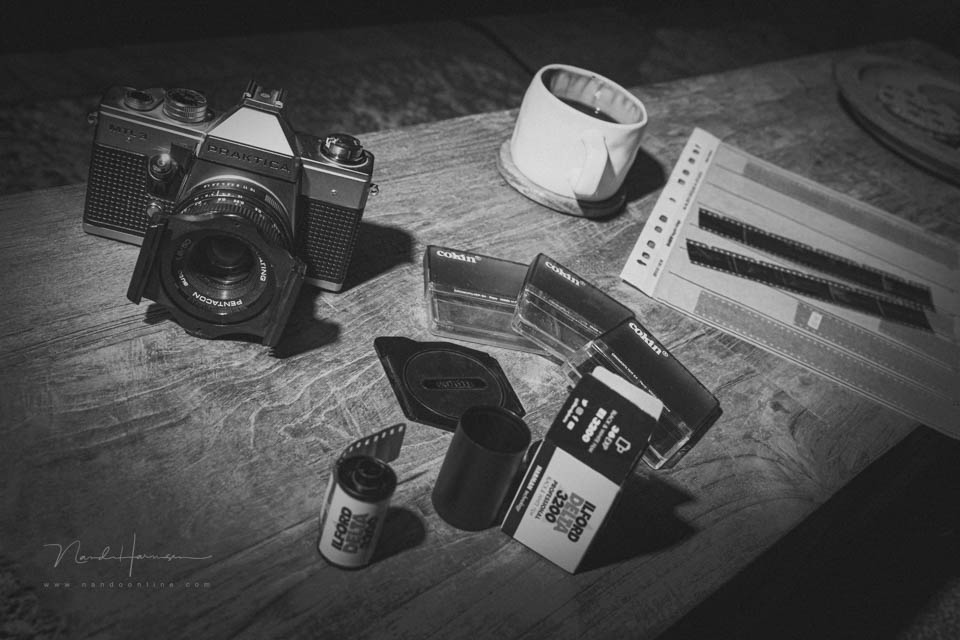 Nando photographing with film Nando photographing with film