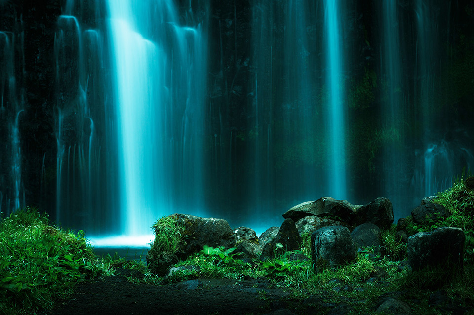 By photographing a detail of the 28-metre-high Cascade de la Beaume waterfall, it was possible to capture the lines of the falling water beautifully as a backdrop for the vegetation-covered rocks in the foreground. By photographing a detail of the 28-metre-high Cascade de la Beaume waterfall, it was possible to capture the lines of the falling water beautifully as a backdrop for the vegetation-covered rocks in the foreground.