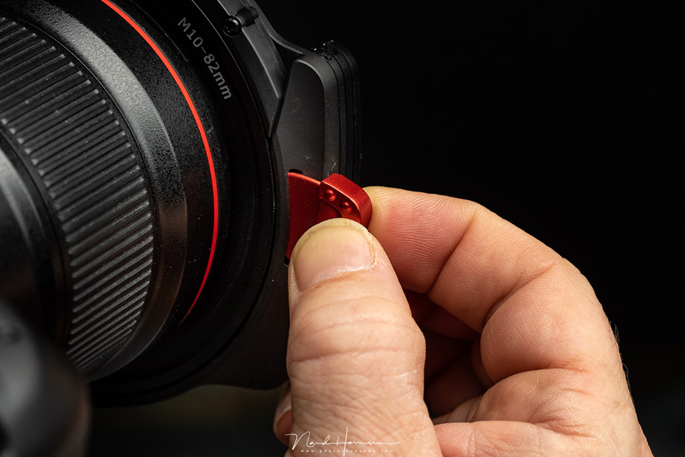 A spring-loaded clamp keeps the Haida M10 filter holder perfectly in place. A spring-loaded clamp keeps the Haida M10 filter holder perfectly in place.