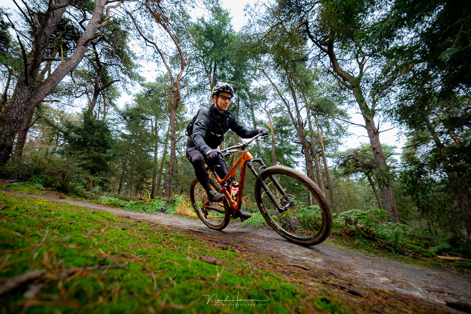 Nando mountain biker panning
