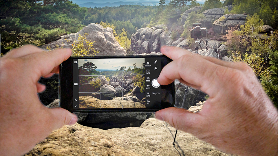 Taking a photo in RAW file format is possible with Lightroom Mobile, for example. There are also other apps available Taking a photo in RAW file format is possible with Lightroom Mobile, for example. There are also other apps available