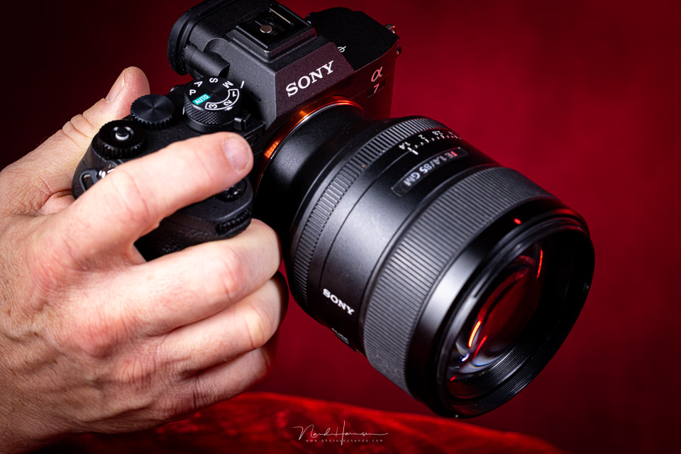 Nando Sony A7 IV in hand