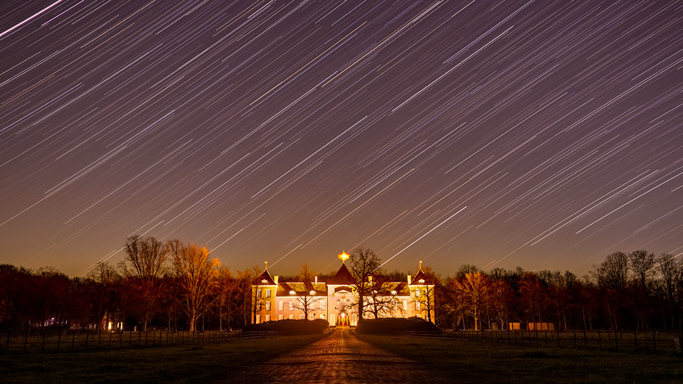 Nando photographing star trails in different directions