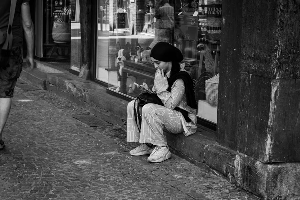 Nando street photo with a false note