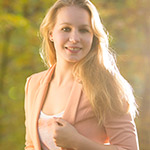 Portrait photography tip: Separate your subject from the background with a hair light Portrait photography tip: Separate your subject from the background with a hair light